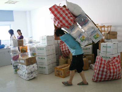 临沭好运来搬家之公司搬家已打包好的物品人工搬运场景